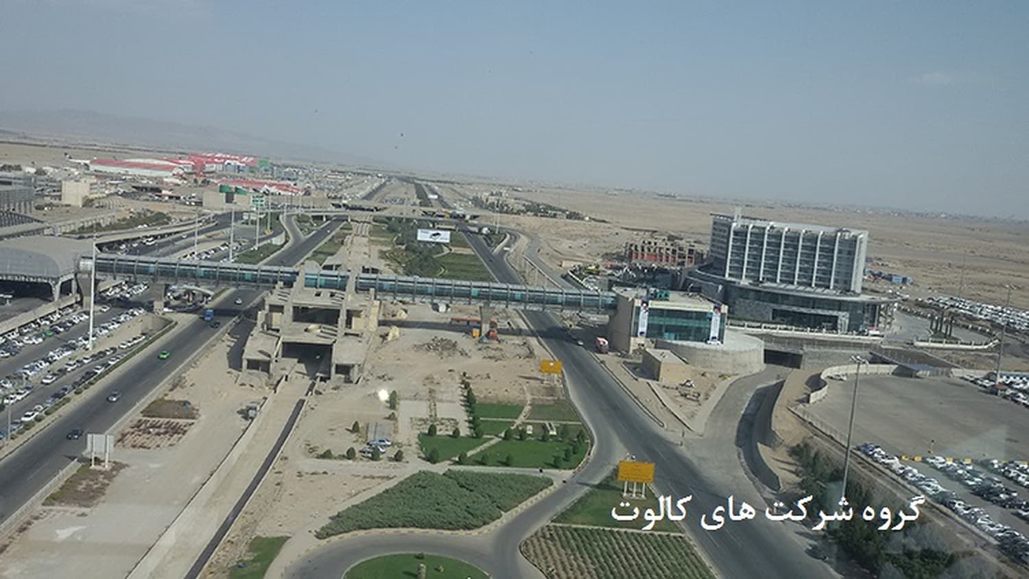 راه‌های دسترسی، میدان سبز و ساختمان‌های اداری محوطهٔ فرودگاه از نمای بالا