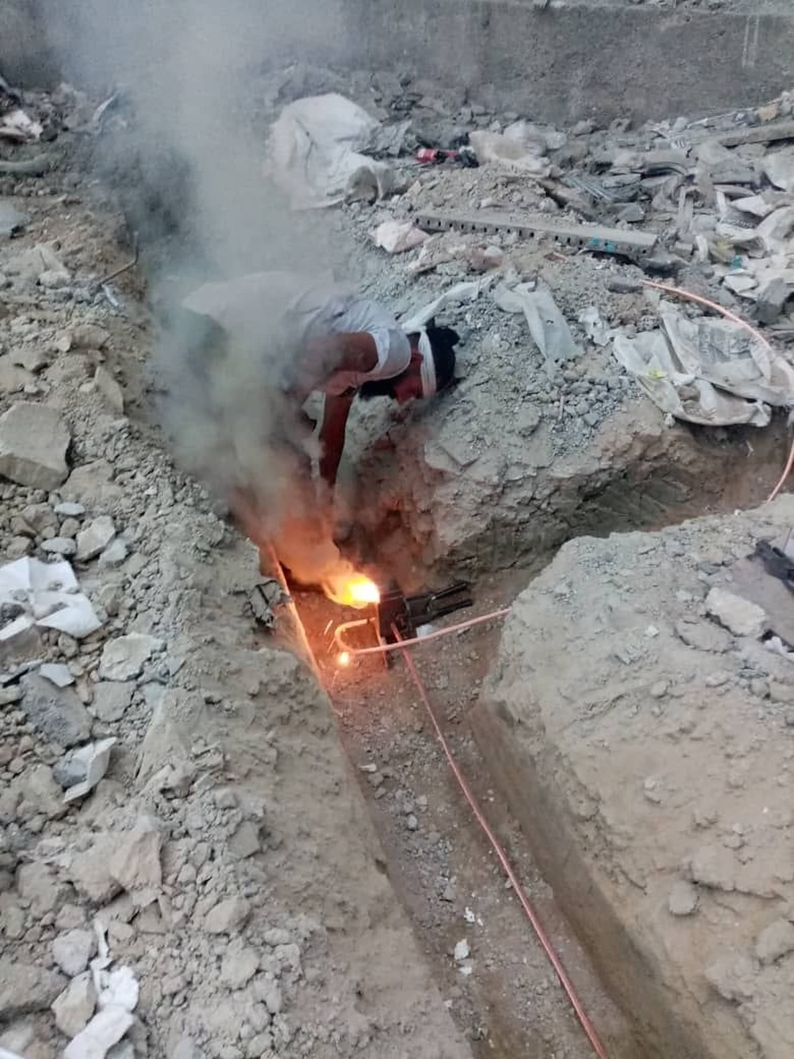جوشکاری احتراقی هادی مسی در کانال ارت با دود و شعلهٔ واکنش