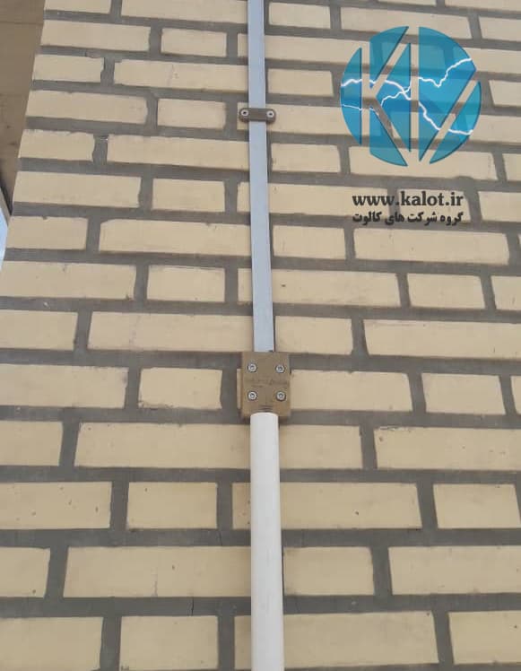 سکسیونر برنجی Heavy Duty در مسیر هادی نزولی نصب‌شده روی دیوار آجری