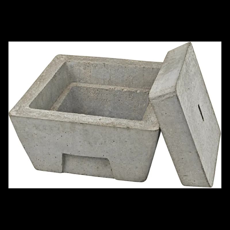 دریچهٔ ارت بتنی گروه کالوت؛ بدنهٔ مربع بتنی با دیواره‌های شیب‌دار و شکاف پایین دو دیوارهٔ روبه‌رو، و درپوش دال بتنی با شکاف برداشتن که کنار آن ایستاده است