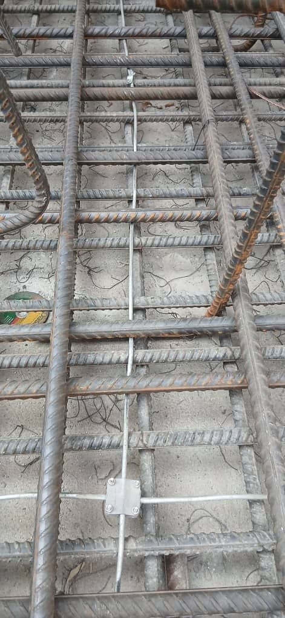 سیم گرد رینگ ارت با بست‌ها در امتداد میلگردهای فونداسیون