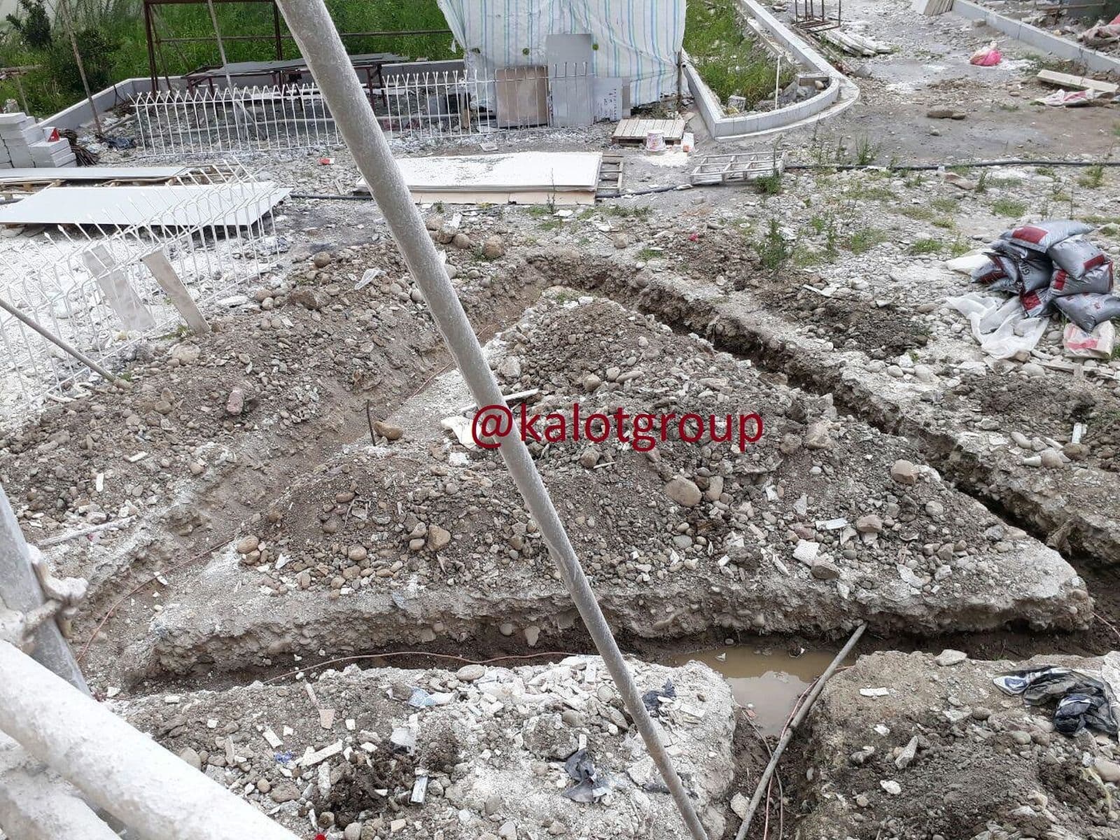 کانال حفاری‌شدهٔ الکترود زمین در محوطهٔ کارگاه ساختمانی