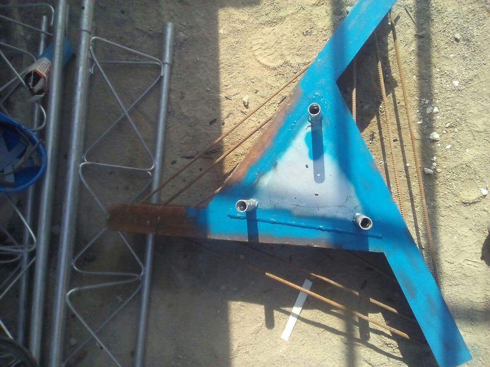 صفحهٔ پایهٔ مثلثی آبی دکل با پیچ‌های اتصال روی سازه