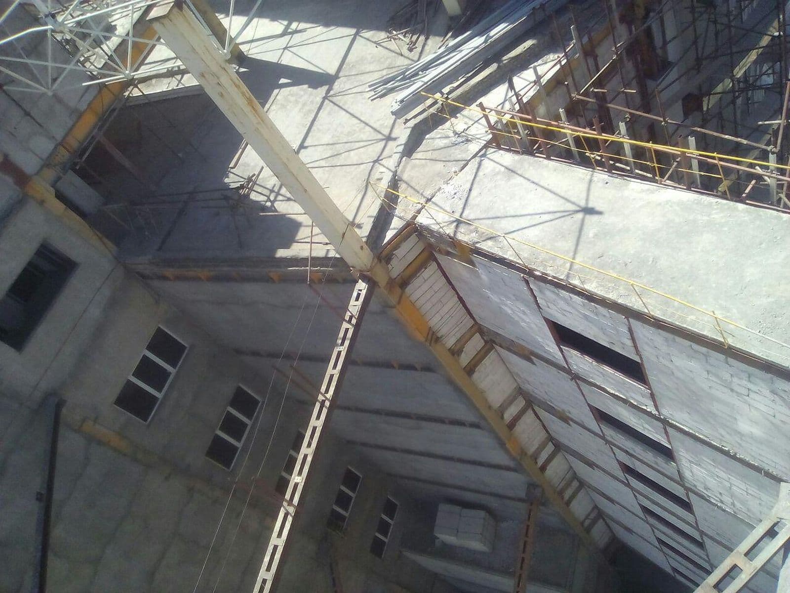 سازهٔ نگهدارندهٔ دکل روی بام ساختمان بلند در حال ساخت