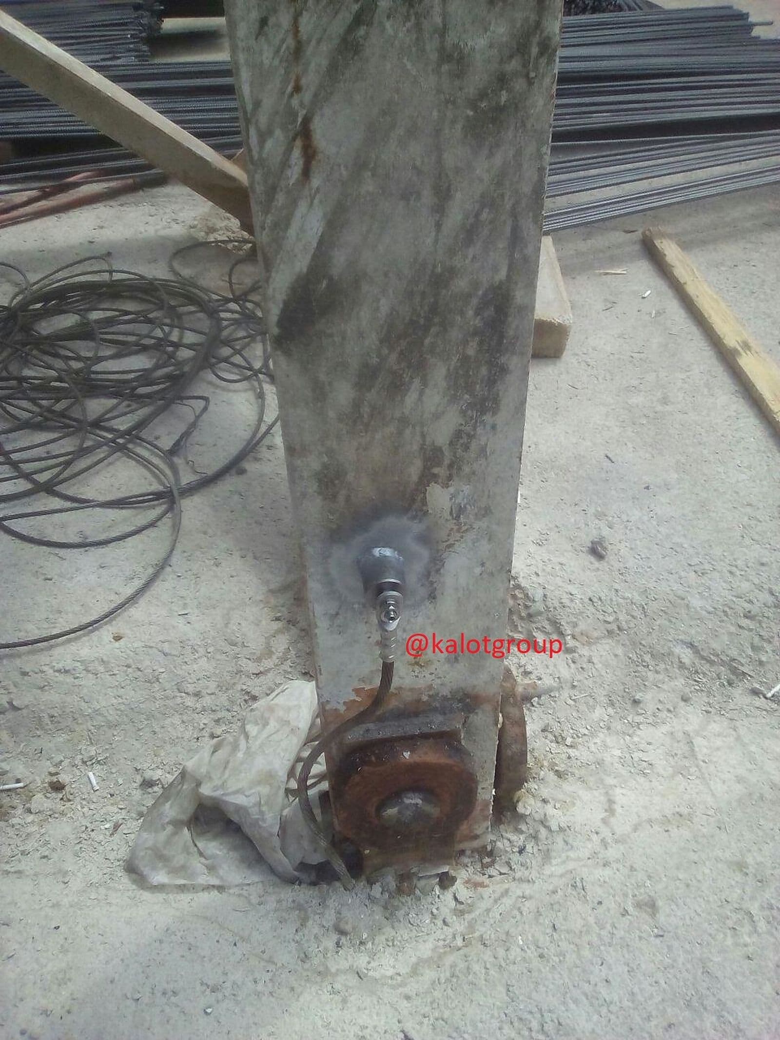 هادی ارت که با پیچ به پای یک سازهٔ عمودی وصل شده است