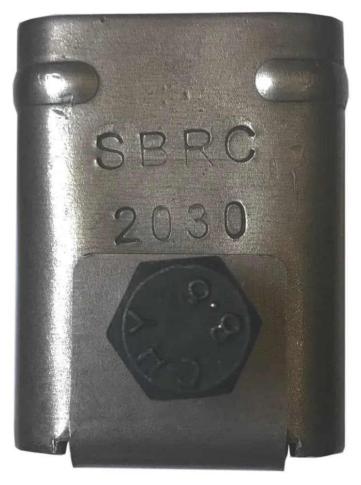 کد SBRC 2030 که روی بالای قاب بست ارت و همبندی فونداسیون کالوت حک شده، با سر پیچ M10