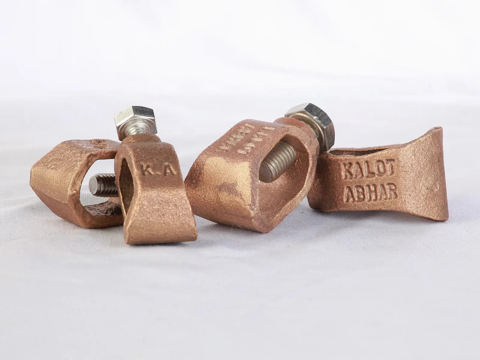 دو اندازهٔ بست G تایپ کالوت: بدنهٔ کوچک G 5/8 با نشان K.A و بدنهٔ بزرگ G 3/4 با نشان KALOT ABHAR