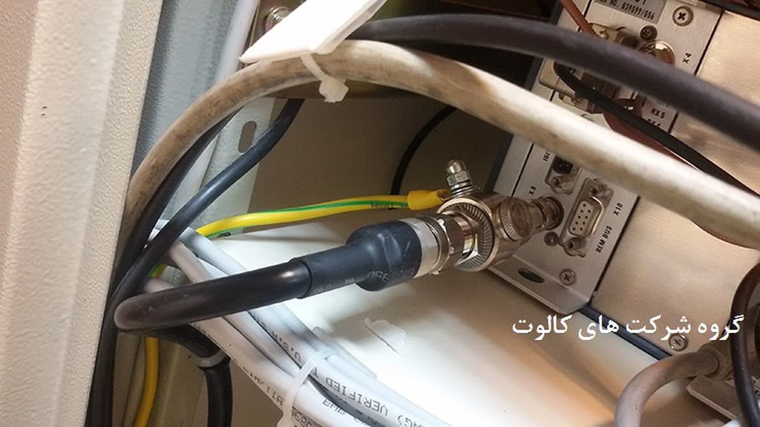 کابل ارت زرد-سبز و اتصال کابل کواکسیال به پشت یک تجهیز الکترونیکی