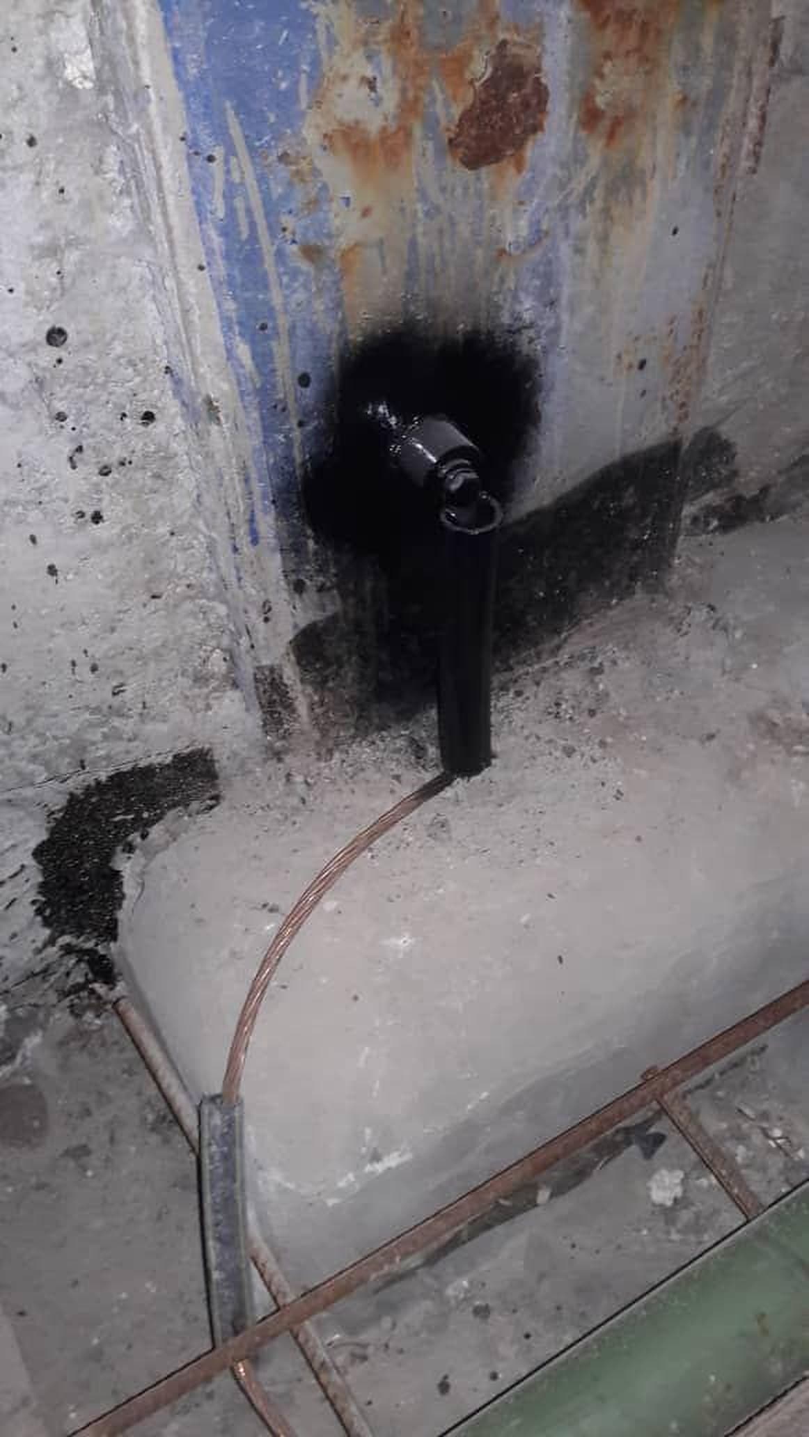 هادی ارت که با اتصال به سطح بتنی سقف وصل شده است