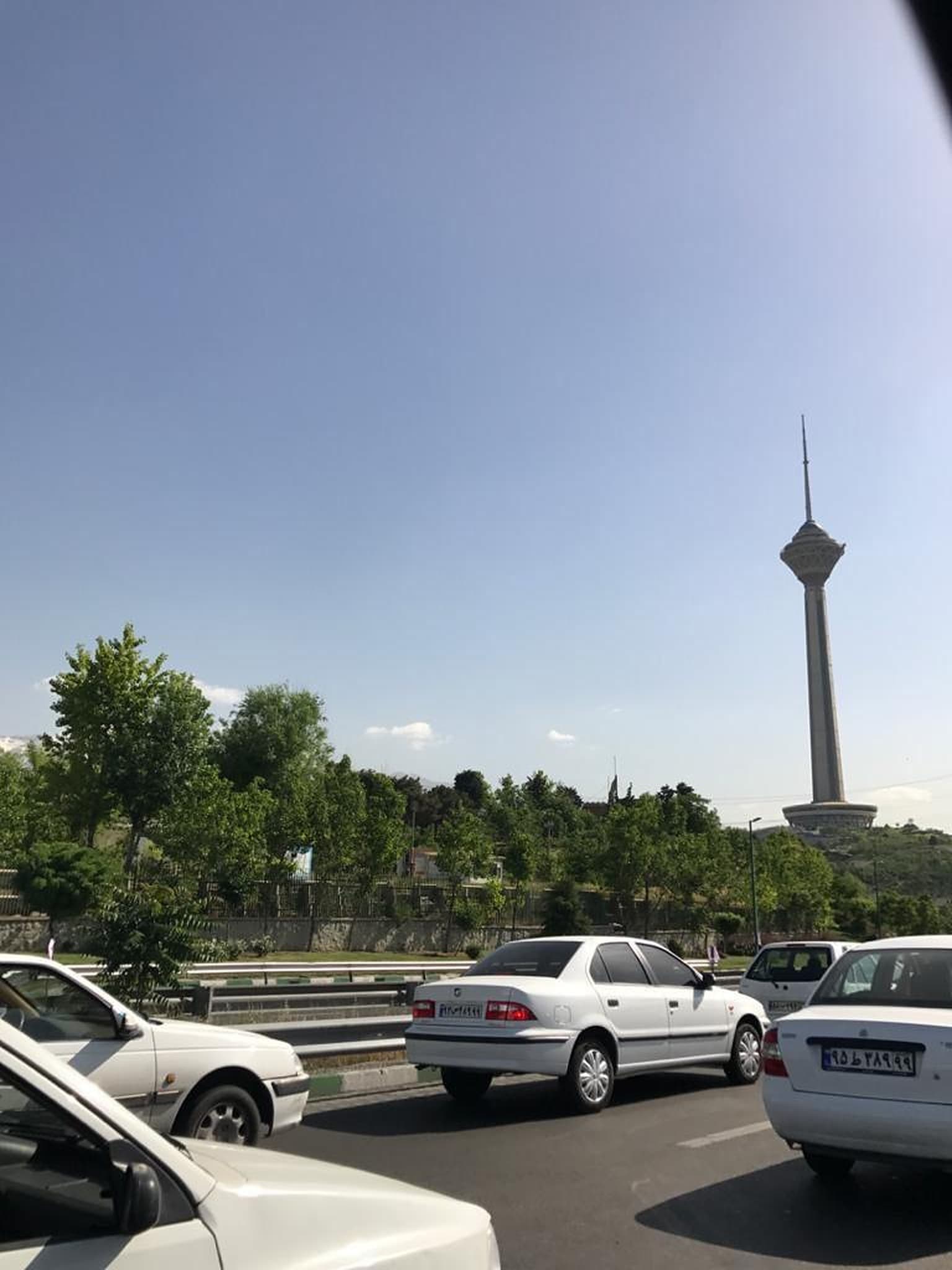 برج میلاد در دوردست، از بزرگراه با خودروها