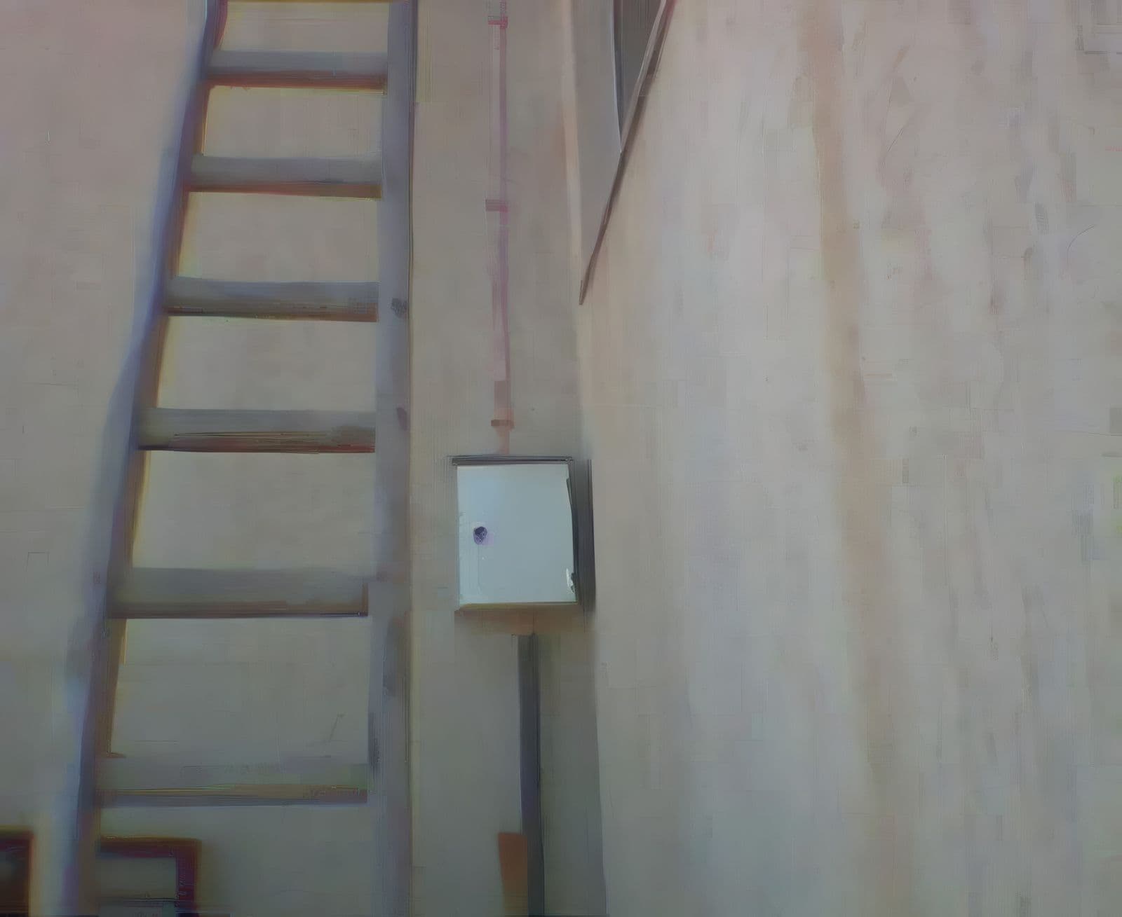 نردبان کنار دیوار ساختمان کارخانه و جعبهٔ برق روی دیوار